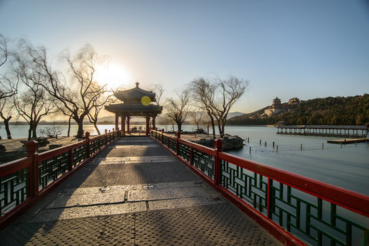 頤和園知春亭昆明湖柳樹夕陽