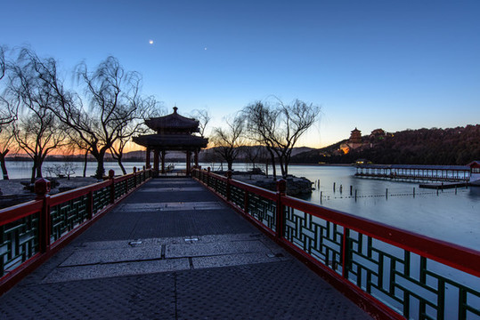頤和園知春亭昆明湖柳樹夜景