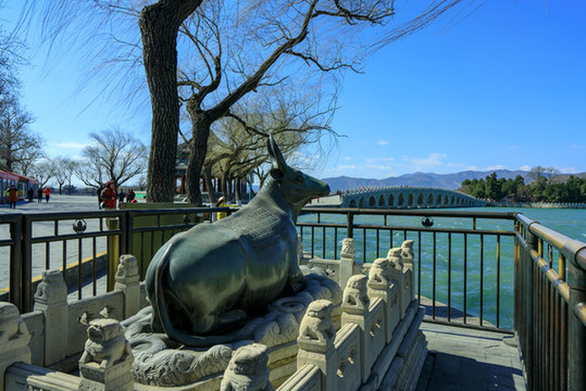 頤和園鍍金銅牛廓如亭十七孔橋