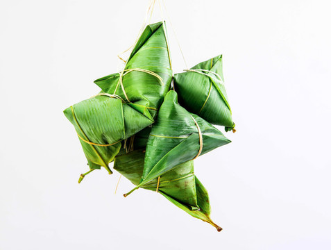 綠色粽葉包裹的粽子高清特寫