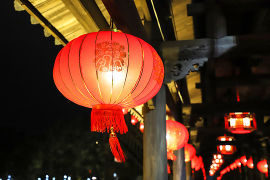 大紅燈籠高高掛起