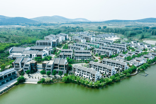 航拍銅山呂梁白塔湖小鎮(zhèn)