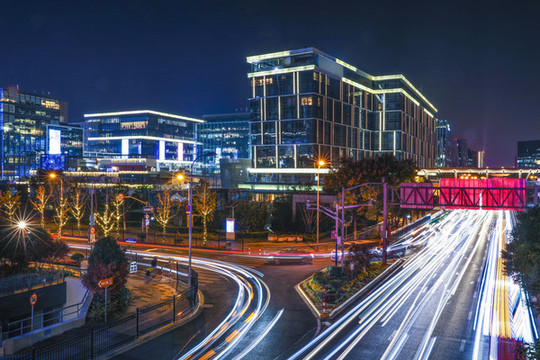 城市道路車流光軌夜景