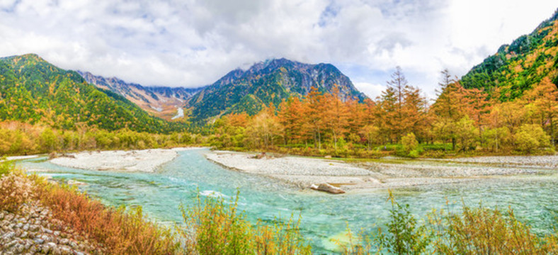 群山河流和森林的秋天風景