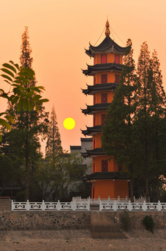 夕照銀嶺塔