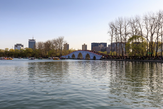 北京玉淵潭公園東湖中堤石拱橋