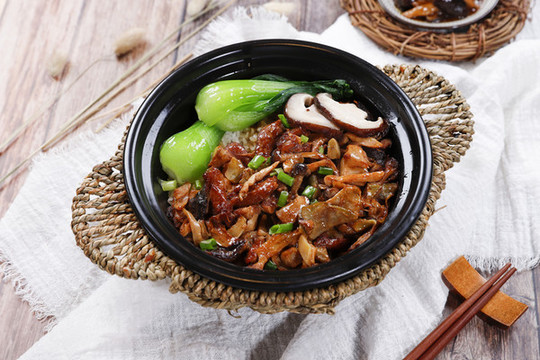 肉三絲煲仔飯
