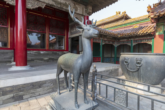 北京故宮儲(chǔ)秀宮前銅鹿