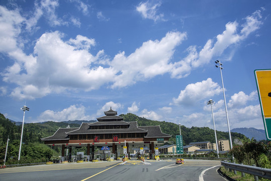 龍勝高速出入口