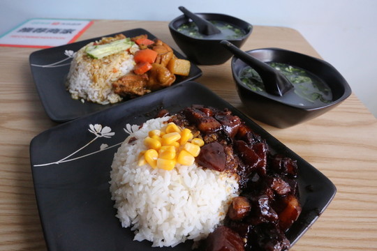 咖喱雞肉土豆飯和豬蹄飯?zhí)撞? style=