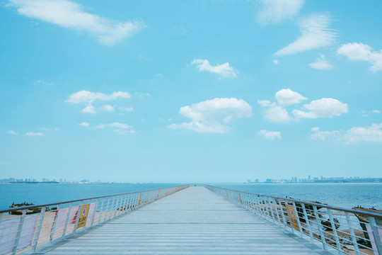 走進大海