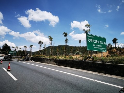 高速公路車(chē)禍現(xiàn)場(chǎng)