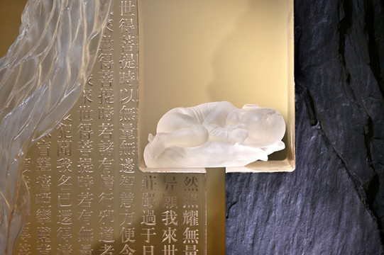 睡覺的嬰兒與佛經(jīng)玻璃雕刻工藝品