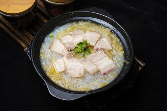 砂鍋店菜品五花肉粉絲酸菜砂鍋