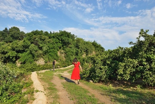 鄉(xiāng)村公路上行走的美少女