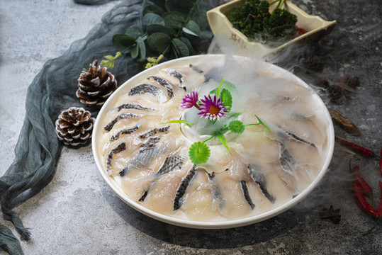 火鍋涮品切生魚片