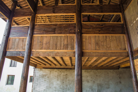建造雙層實木房屋