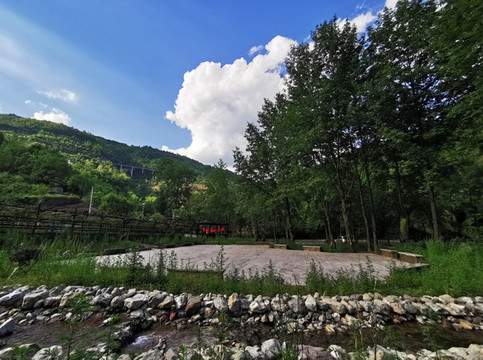 農(nóng)家樂(lè)綠樹(shù)青山