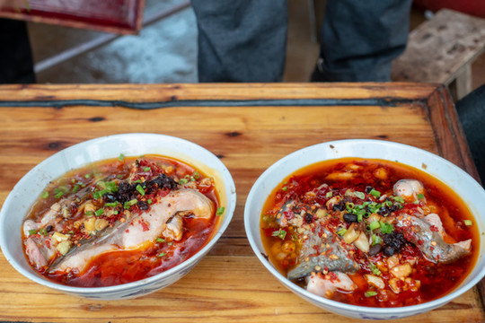 兩碗剁椒豆豉蒸魚