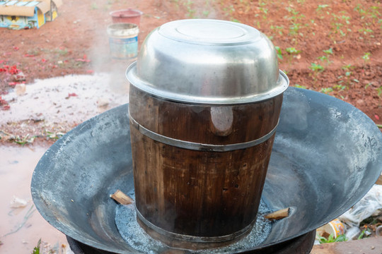 鄉(xiāng)村喜宴木桶撈米飯