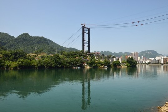 建設(shè)中的龍舟坪清江特大橋