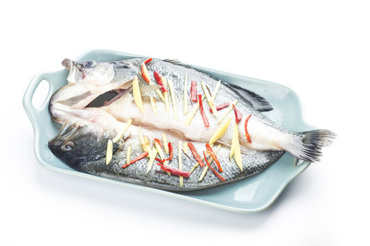 準備清蒸的鱸魚