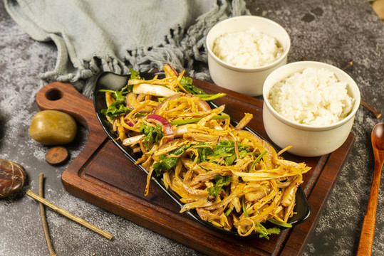 麻辣雞絲米飯?zhí)撞? style=