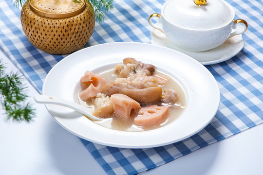 蓮藕豬腳湯