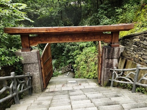大門與臺(tái)階