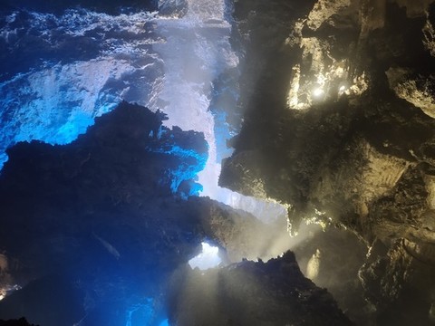 溶洞內(nèi)空間與燈光光與影