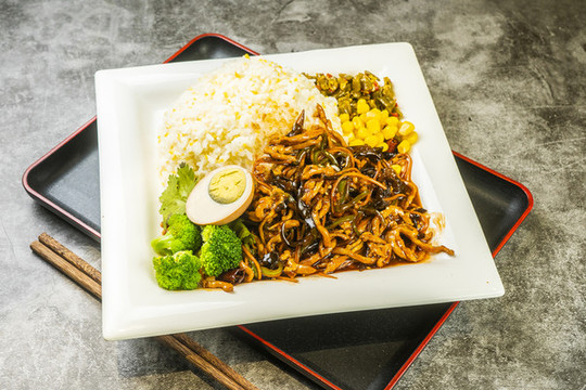 魚香肉絲飯