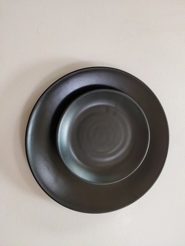 兩個(gè)黑色盤子