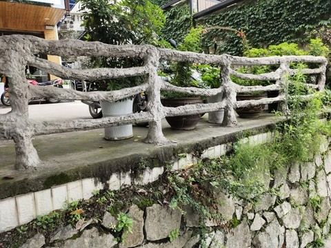 石頭墻與欄桿