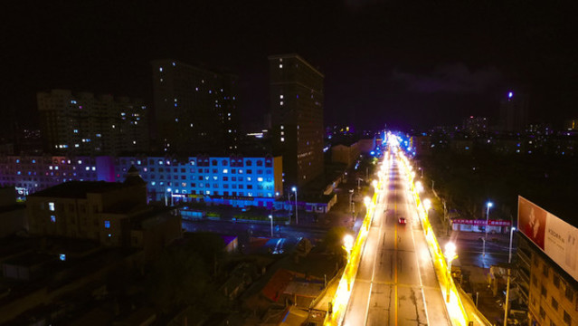 都市雨中夜景漫步璀璨燈光立交橋