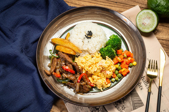 黑椒牛柳加蟹柳滑蛋飯