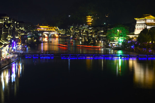 鳳凰古鎮(zhèn)江邊夜景