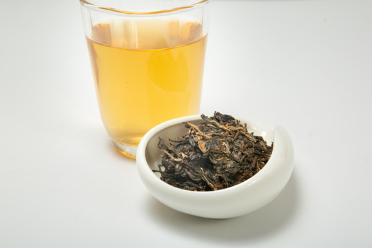 普洱生茶干茶和茶湯組合