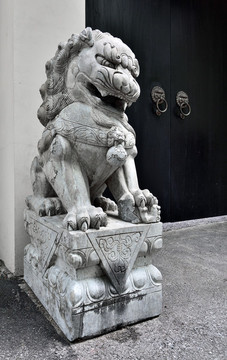 守護大門的石獅子