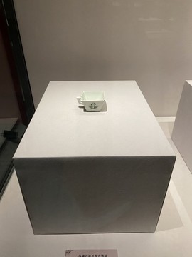 偽滿白瓷蘭花方酒杯