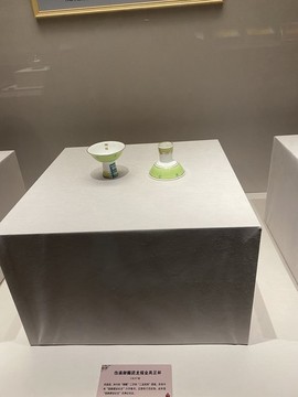 偽滿御賜團(tuán)龍描金高足杯