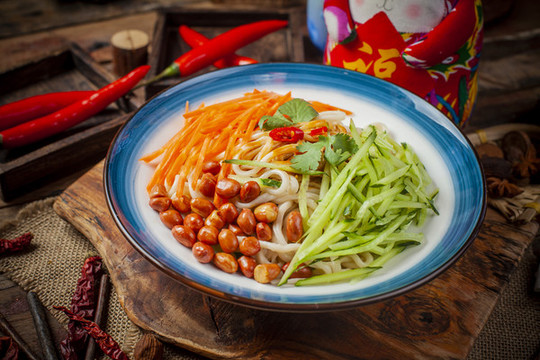 西安特色菜涼拌面