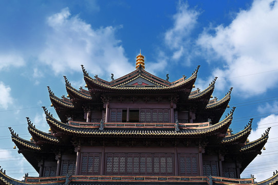 藍天白云下的古建筑屋頂