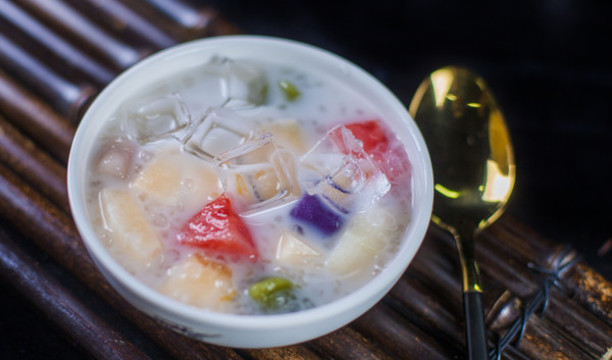 冰鎮(zhèn)酸奶水果