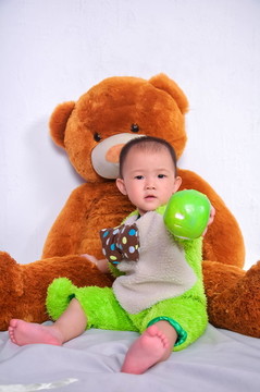 小孩嬰兒拿著著青蘋果