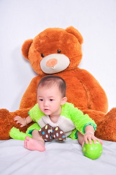 想爬行的嬰兒