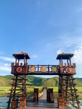 草原上的木門(mén)樓吊橋