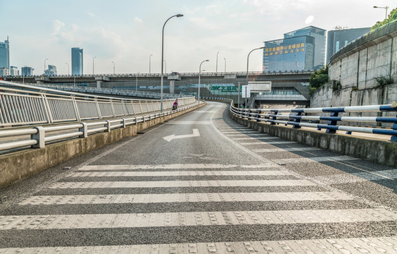 公路彎道和現(xiàn)代建筑