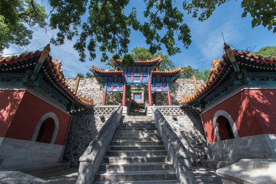 北京黑龍?zhí)洱埻鯊R御碑亭和牌樓