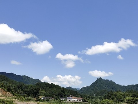 藍天白云與遠山