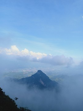 云霧環(huán)繞自然風(fēng)景